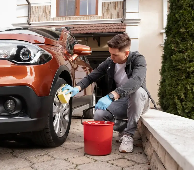 Lavage auto à domicile La Chapelle-aux-Filtzméens : professionnel intervenant sur un véhicule
